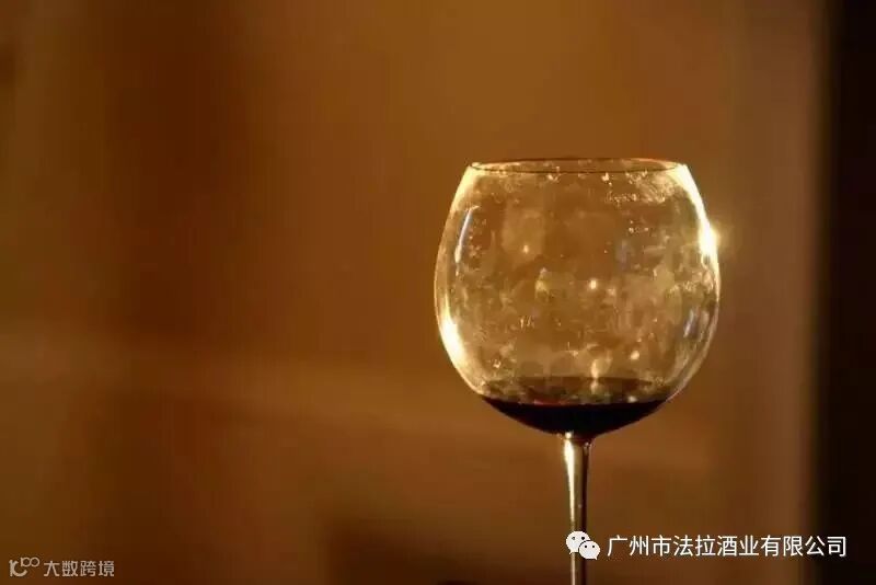 葡萄酒杯到底怎么拿?
