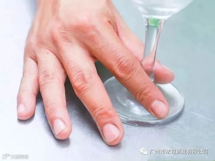 葡萄酒杯到底怎么拿?
