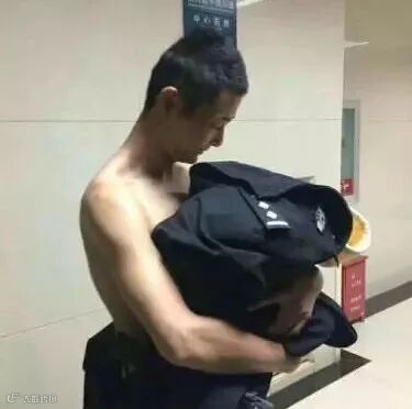 图为公安民警用自己的身体温暖弃婴。 钟欣 摄