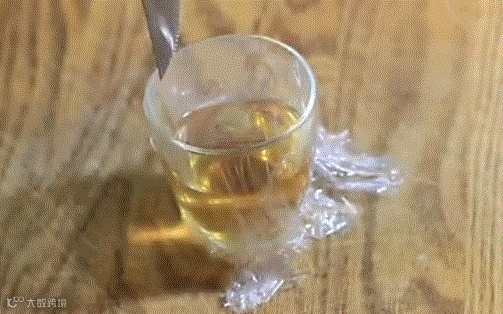 衣服皱了谁还熨啊,喷点这个,立即变平整!