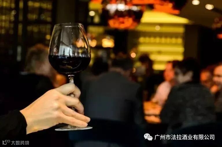 葡萄酒杯到底怎么拿?