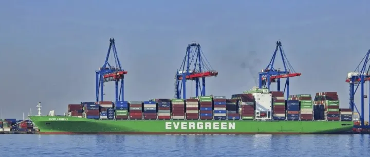 长荣海运一大型集装箱船在新加坡港起火丨壹航运