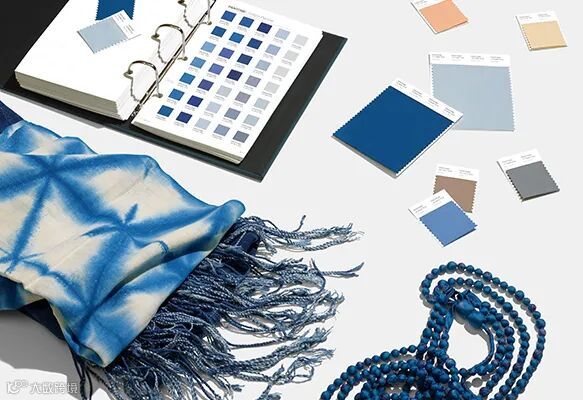 pantone-color-of-the-year-2020-classic-blue-tools-fashion.jpg