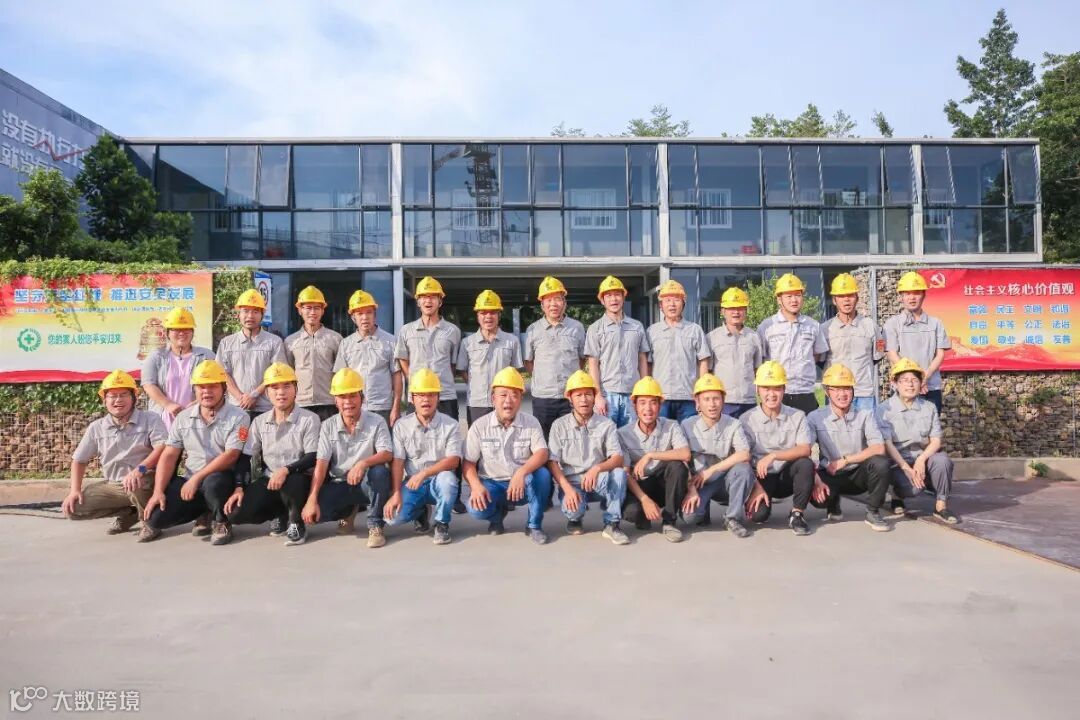 50楼永良董事长与项目骨干合影.jpg