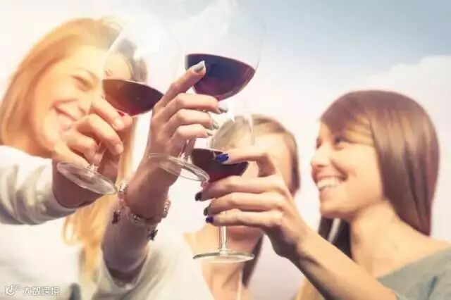 friends-drinking-wine-organic-wine-by-healthista.com_.jpg
