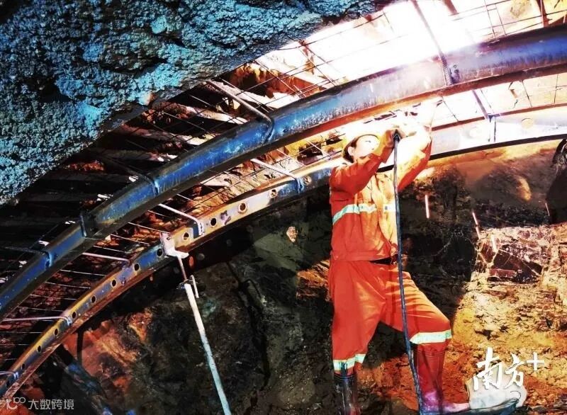 云茂高速新屋隧道,工人在施工