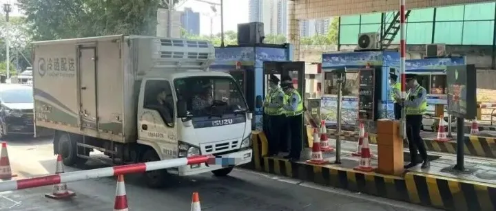 超限运输车强行冲卡，拘留5天！