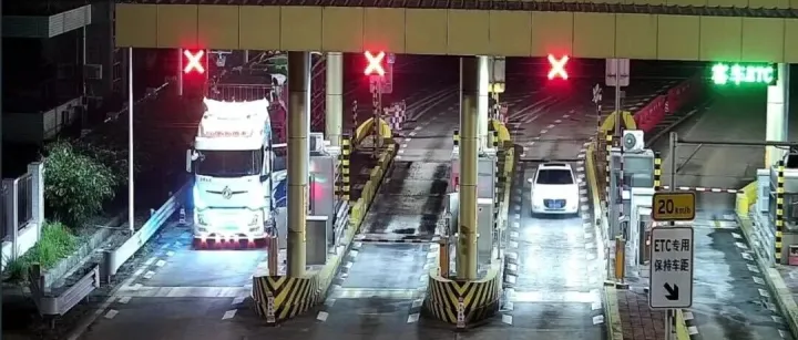 伪造车牌、行驶证逃费，判刑！罚款！