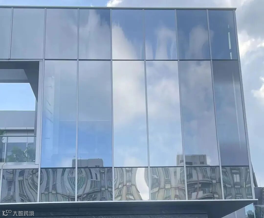 建筑玻璃贴膜:提升建筑安全与节能的新选择_东莞市华彩薄膜有限公司