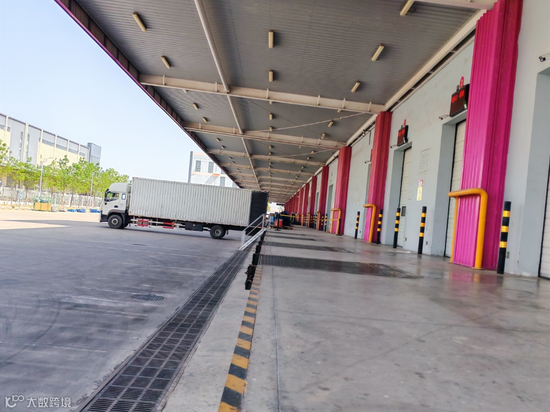仓库外部卸货平台.jpg