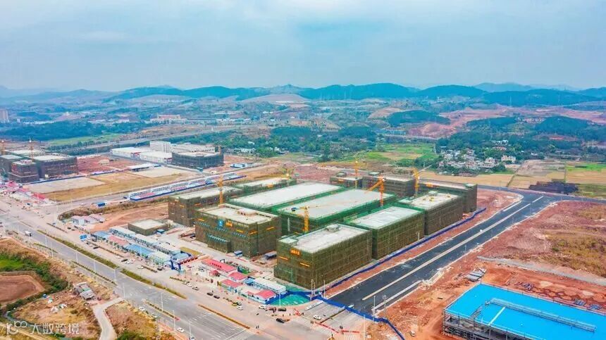 建设中的东兴市电子产业园。罗雄鹰摄