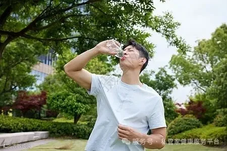 男子在公园出汗擦汗高清图片下载-正版图片507713858-摄图网