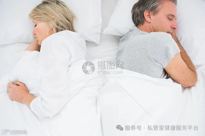 情侣睡在背对背高清图片下载-正版图片321762926-摄图网