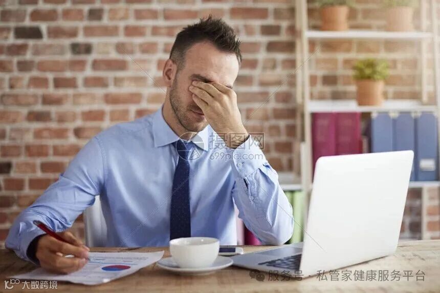 在办公室努力工作的人又累失望高清图片下载-正版图片502630445-摄图网