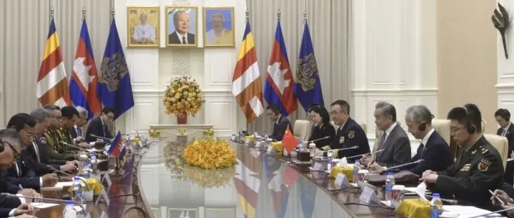 中国外交部长王毅、国防部长董军出席首次柬中外长防长“2+2”战略对话，并会见柬埔寨首相洪玛奈