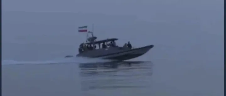 三年前胡塞武装在曼德海峡上演的这一幕，出现在了霍尔木兹海峡