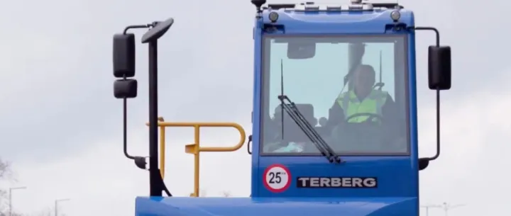 这辆卡车，永远走不出港口｜港口圈