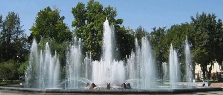 塔什干5月1日启幕喷泉表演秀 正式进入“夏日夜生活模式”