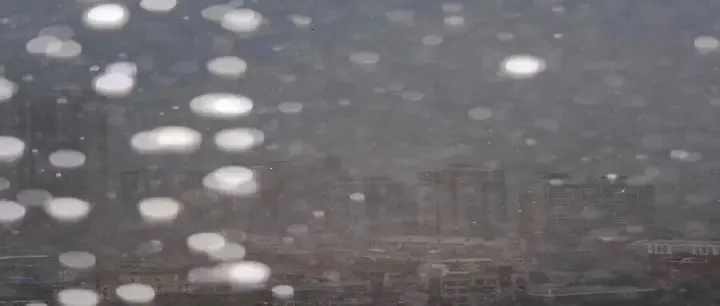 中央气象台发布暴雨预警：今明两天，广西、广东、福建等地有大到暴雨，局地短时强降水可超过50毫米，并伴有雷暴大风