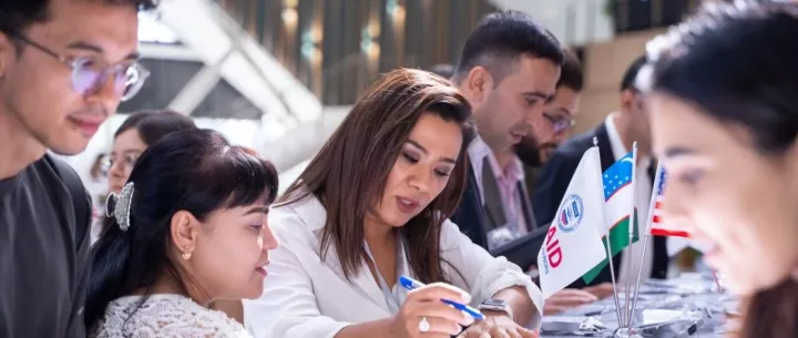 中国人扎堆涌入中亚的热潮下 当地年轻人却正在疯狂“润”出去