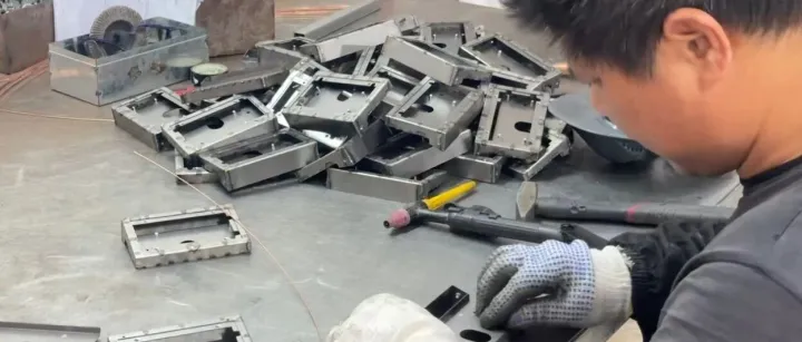 广州扬程电子：自有钣金厂，定制专属数字人一体机，适配全场景