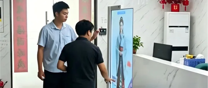 展厅新智慧：当透明一体机“遇见”高校老师