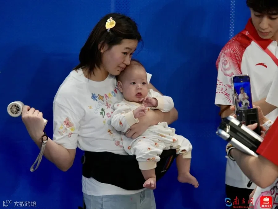 11月7日，在跳水赛场的观众席上，全红婵抱着队友宝宝现身。主场作战的广东跳水队就像一个大家庭，凡有比赛均是全员到场为参赛运动员加油。