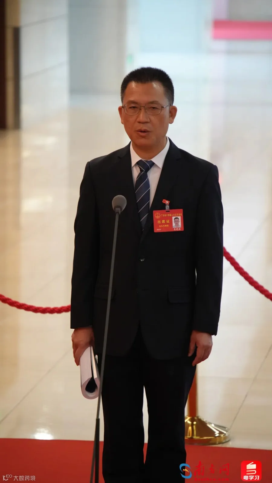 省人大代表，汕头市金山中学党委副书记、校长吴进南在代表通道发言。张瑞霖/摄