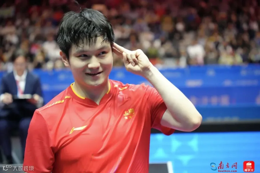 11月16日，上海队樊振东在十五运会乒乓球男单决赛中夺得金牌。获胜后，樊振东的胜利手势在赛场定格，笑容灿烂。