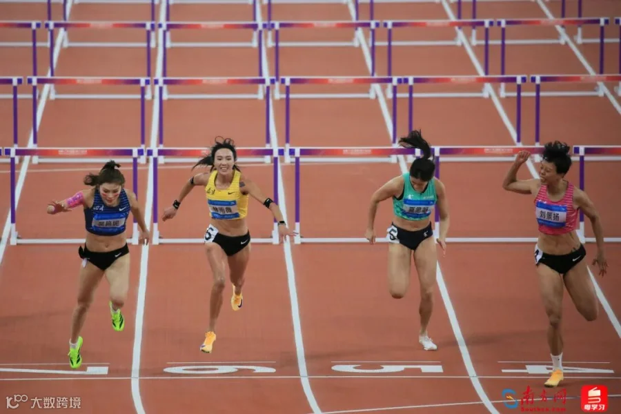 11月19日，在十五运会女子跨栏100米决赛中，广东队刘景扬“黑马”夺金，以12秒81冲线。赛后，她称追求梦想的过程就像“用青春做了一场自我实现的梦”。