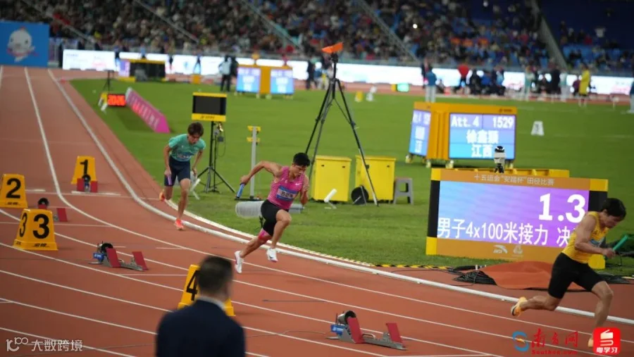 11月21日，“亚洲飞人”苏炳添参加十五运会男子4*100米接力决赛，助广东队取得第四名。