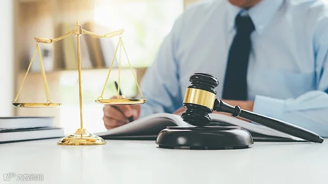 法官与律师在律师事务所举行团队会议。法律的概念。