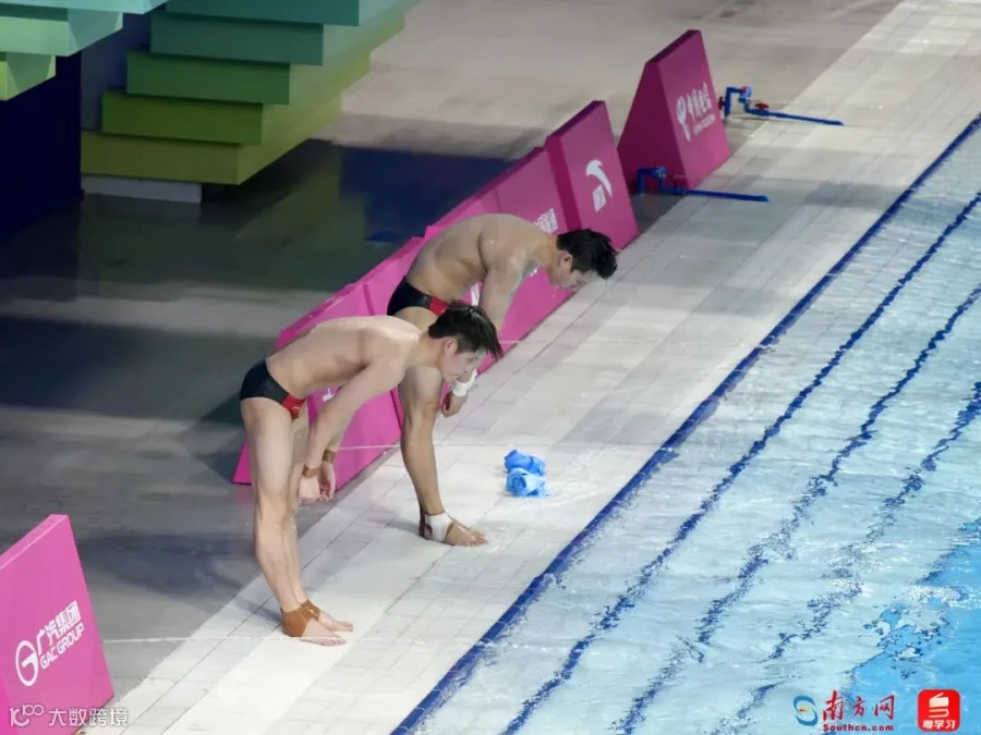 11月7日，广东队陈艾森（右）完成在十五运会最后一项比赛。在赛后采访中，他宣布退役。全运会成“最后一舞”，陈艾森评价最后一场比赛为“完美谢幕”。