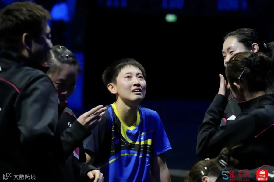 11月20日，山东队在十五运会乒乓球女子团体决赛中摘金。获胜后，山东队队员纷纷落泪。范思琦（中间）在决胜盘中先丢两局再赢三局，实现逆转取胜。陈梦（右一）看到眼泛泪光的队友，也低头抹泪。本次全运会，也是陈梦时隔九个月再次出现在公开大赛中。