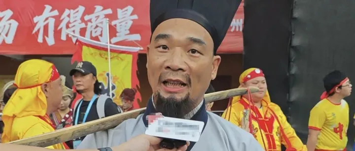 “苏东坡”空降粤超现场！挑着菠萝和生蚝，还偷偷说：吃蚝千万别告诉北方同事……