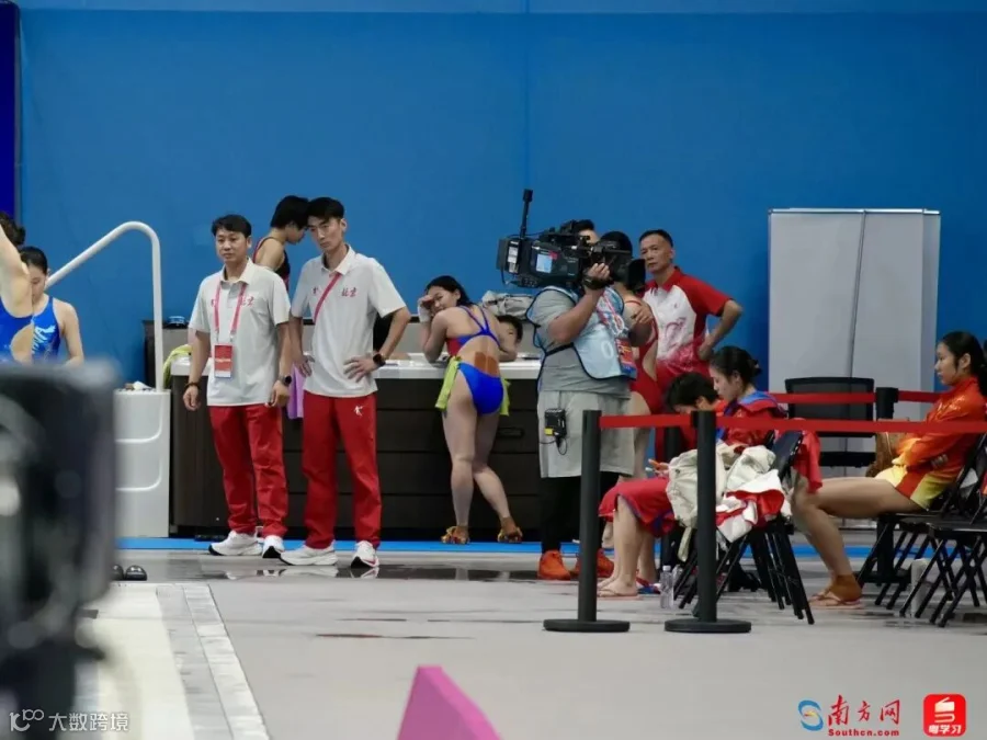 比赛间隙，全红婵回头看向记者的镜头，尽显少女的调皮可爱。