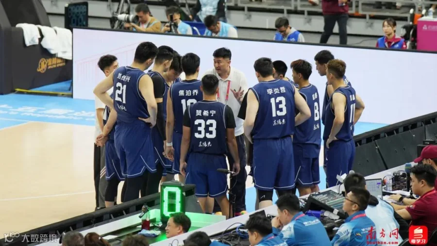 11月12日，十五运会男子篮球成年组决赛在东莞举行。广东队阵容包括赵睿、胡明轩、徐杰等选手，由杜锋担任主帅。“三少”组合时隔两年再度合体，备受期待。