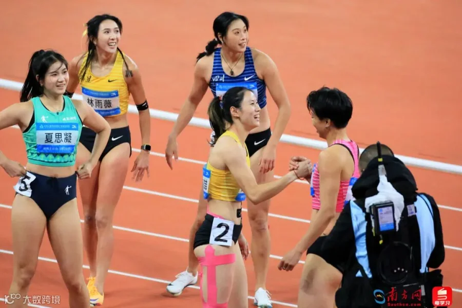 比赛结束后，其他选手纷纷向刘景扬送去祝贺。