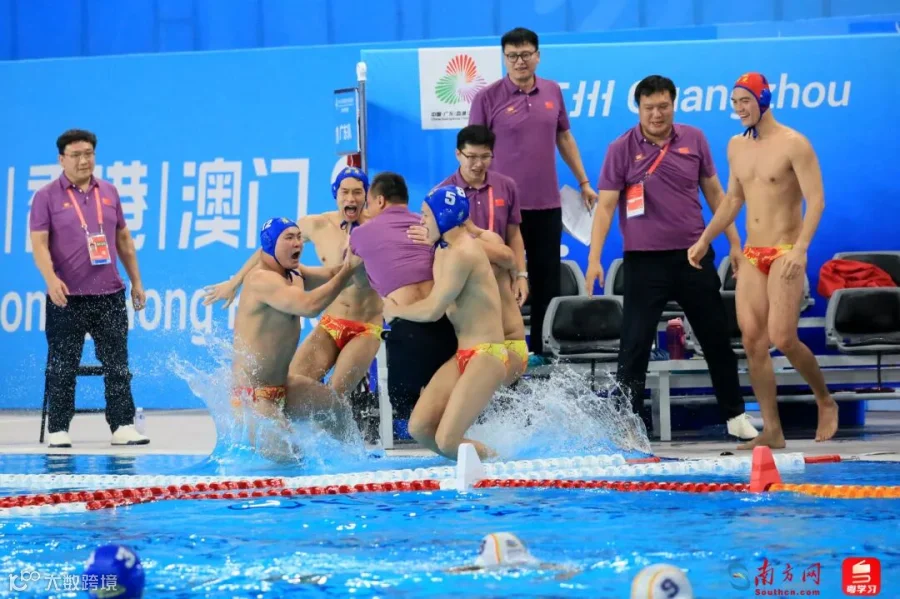 10月27日，广东队获十五运会男子水球金牌，达成了全运会“六冠王”的成就。赛后，队员们高兴地和主教练一起跳入水中。