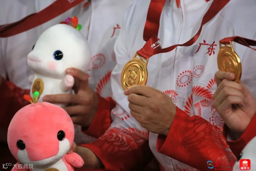 10月27日，广东水球队的队员手握金牌与吉祥物。在这届全运会中，“喜洋洋”“乐融融”给无数人带去欢乐与美好回忆。