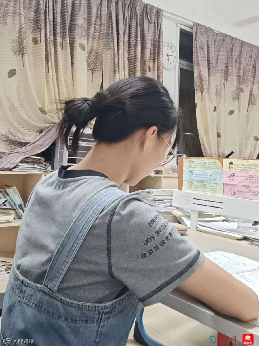 周丽红在工位上备课。受访者供图