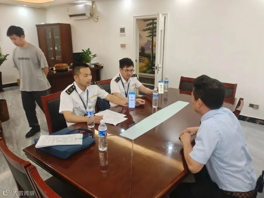 广州南沙执法人员“亮码入企”