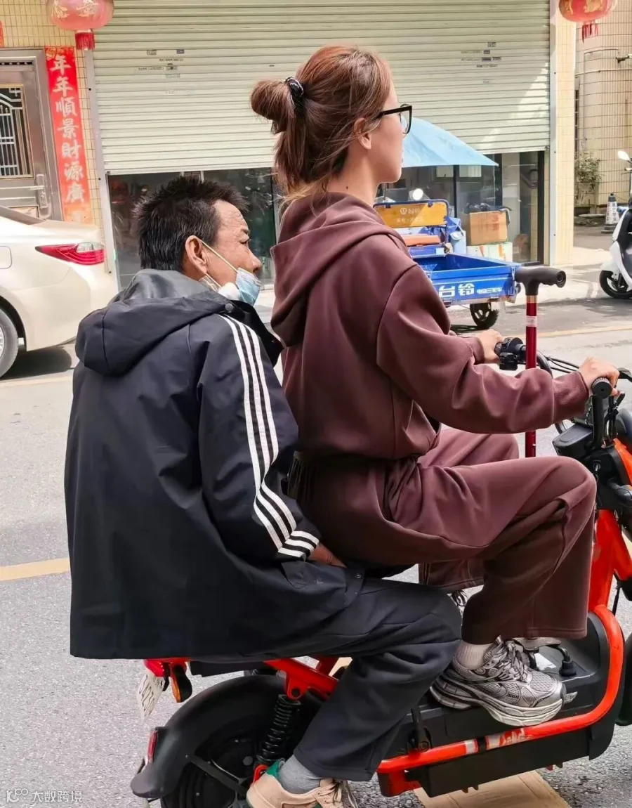 李瑞恩带父亲李士峰到医院。作者供图