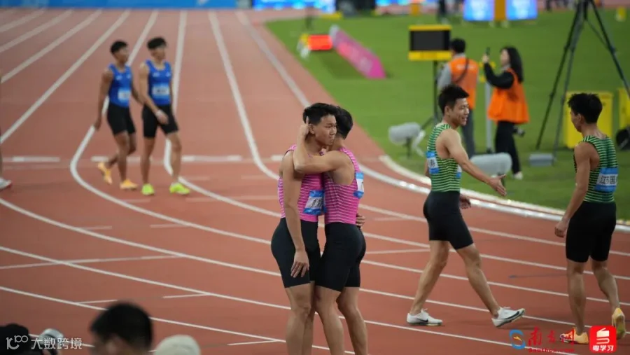 广东队年轻队员刘洪熙因失误自责落泪，苏炳添上前拥抱安慰。