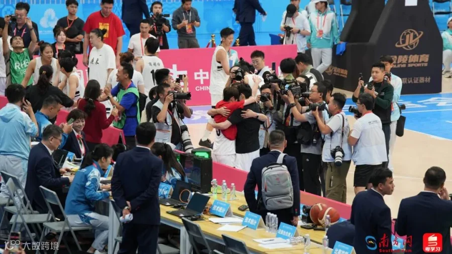 11月15日，广东队斩获十五运会女篮成年组金牌。赛后，广东队杨力维、杨舒予姐妹相拥而泣。据悉，她们在赛前突遭家庭变故，本次胜利使她们短暂释放压力。