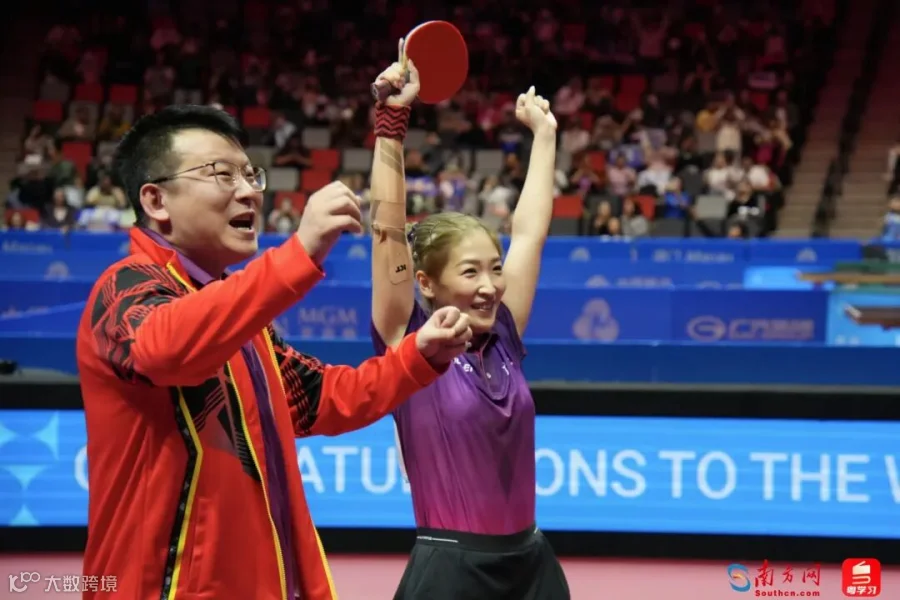 11月14日，第六次参加全运会的广东队刘诗雯搭档林高远获十五运会乒乓球混双金牌。夺冠后，刘诗雯振臂欢呼。从国家队退下的刘诗雯已久未参加公开大赛。