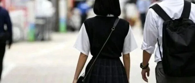 一批年轻女性，正在“崩老头”