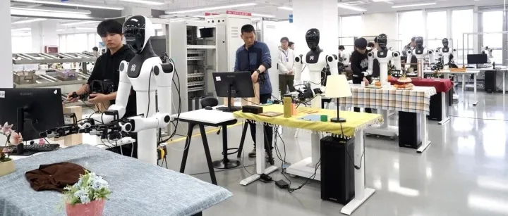 探访北京“机器人数据工厂”：120台机器人教AI看懂世界