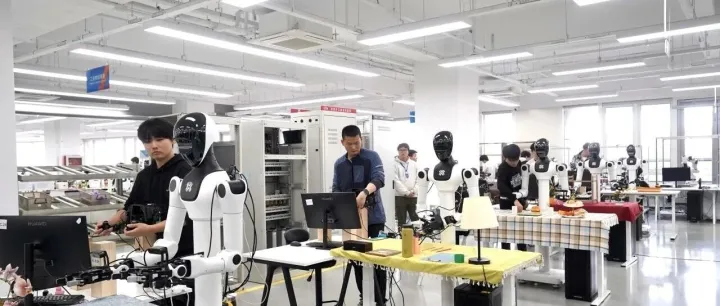 媒体聚焦 | 探访北京“机器人数据工厂”：120台机器人教AI看懂世界
