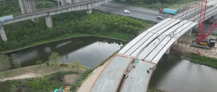<em>G15</em>公路嘉金段改扩建工程新建立交主体结构贯通！